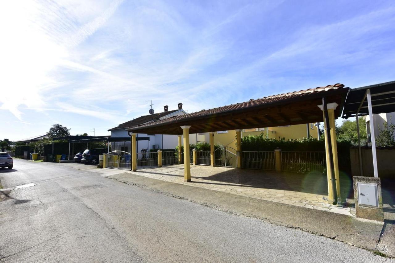 Apartments House Anna For Max 13 Persons In Porec, Pet Friendly ภายนอก รูปภาพ