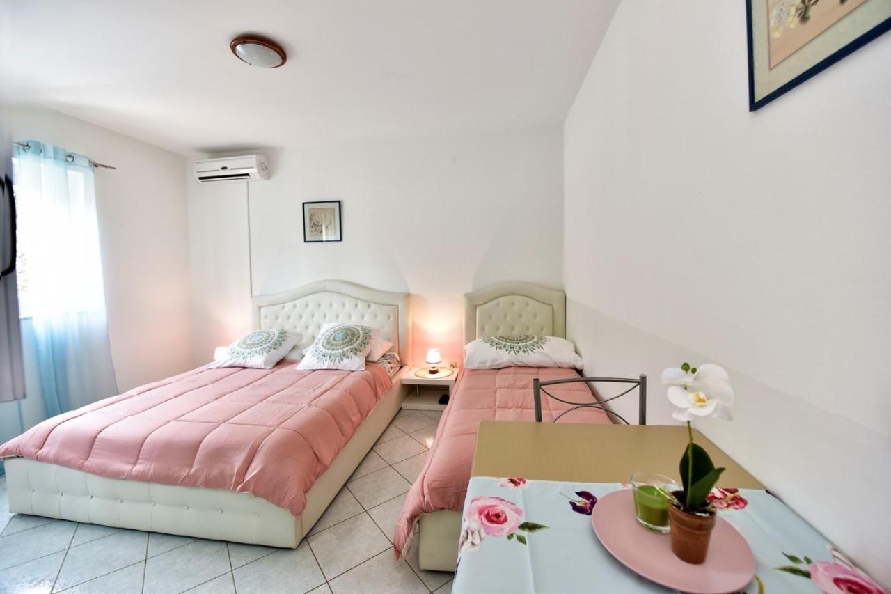 Apartments House Anna For Max 13 Persons In Porec, Pet Friendly ภายนอก รูปภาพ