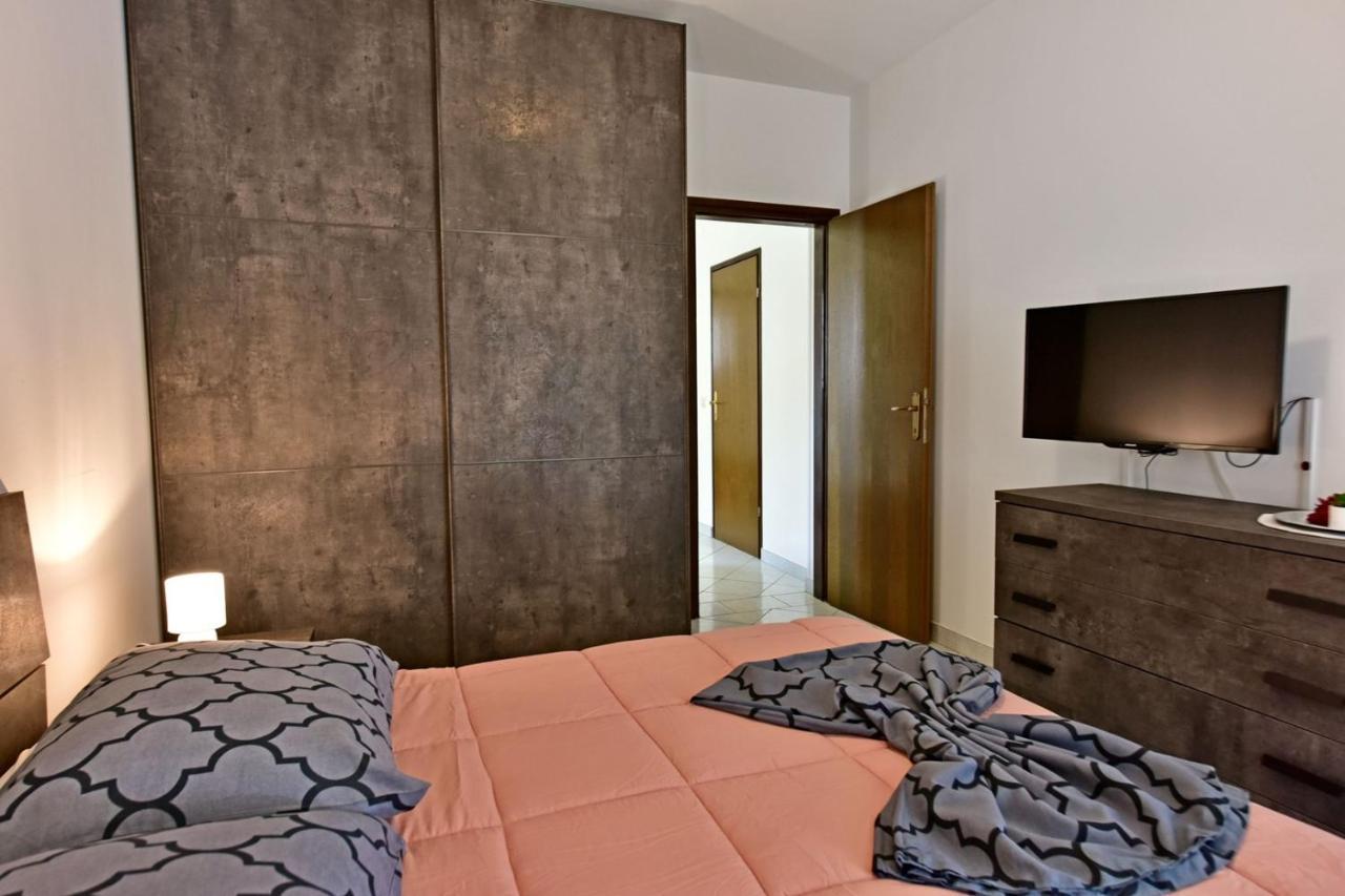 Apartments House Anna For Max 13 Persons In Porec, Pet Friendly ภายนอก รูปภาพ