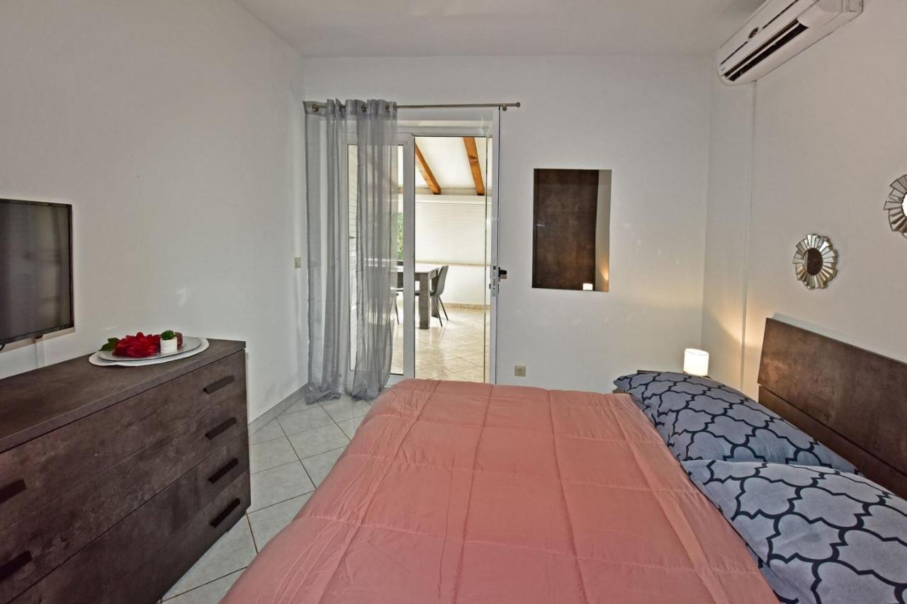 Apartments House Anna For Max 13 Persons In Porec, Pet Friendly ภายนอก รูปภาพ