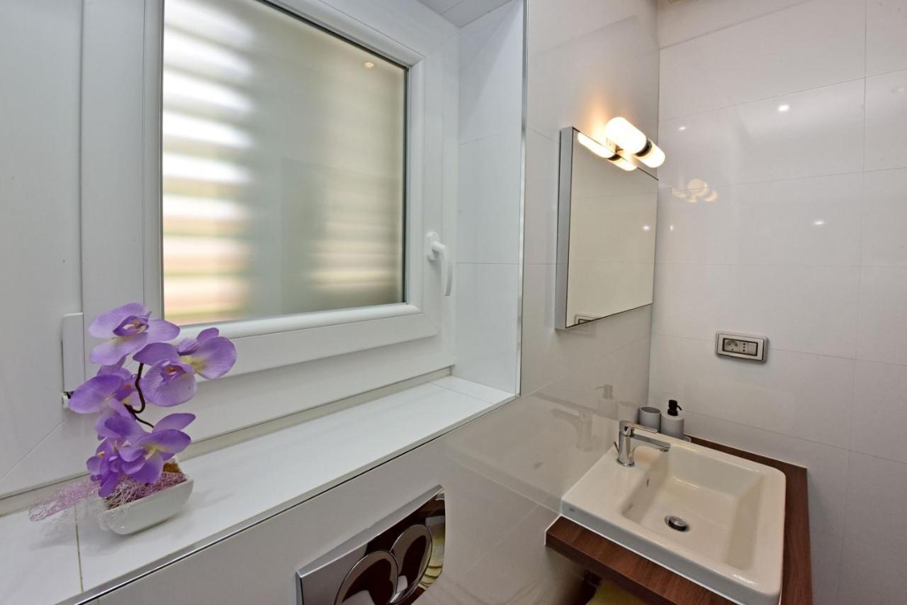 Apartments House Anna For Max 13 Persons In Porec, Pet Friendly ภายนอก รูปภาพ