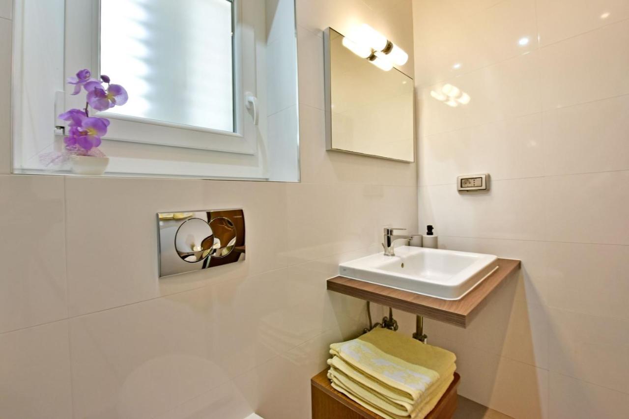 Apartments House Anna For Max 13 Persons In Porec, Pet Friendly ภายนอก รูปภาพ