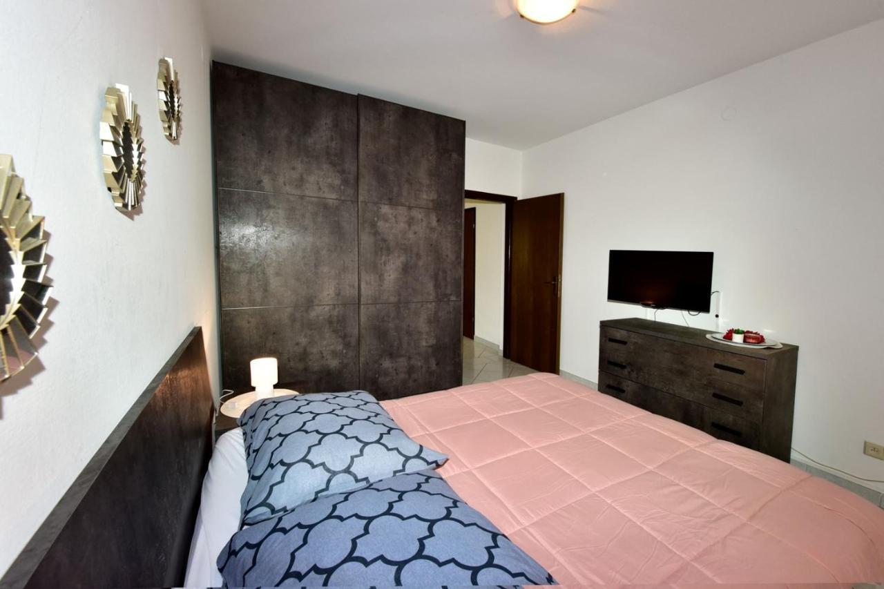 Apartments House Anna For Max 13 Persons In Porec, Pet Friendly ภายนอก รูปภาพ