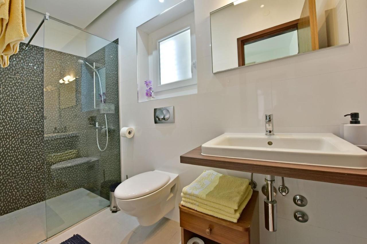 Apartments House Anna For Max 13 Persons In Porec, Pet Friendly ภายนอก รูปภาพ