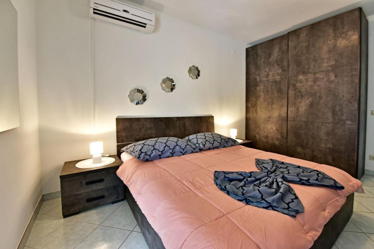 Apartments House Anna For Max 13 Persons In Porec, Pet Friendly ภายนอก รูปภาพ