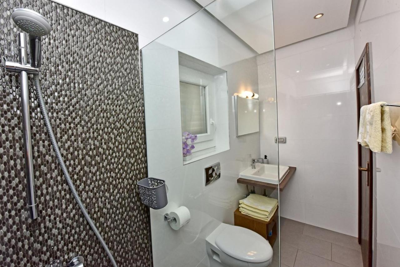 Apartments House Anna For Max 13 Persons In Porec, Pet Friendly ภายนอก รูปภาพ