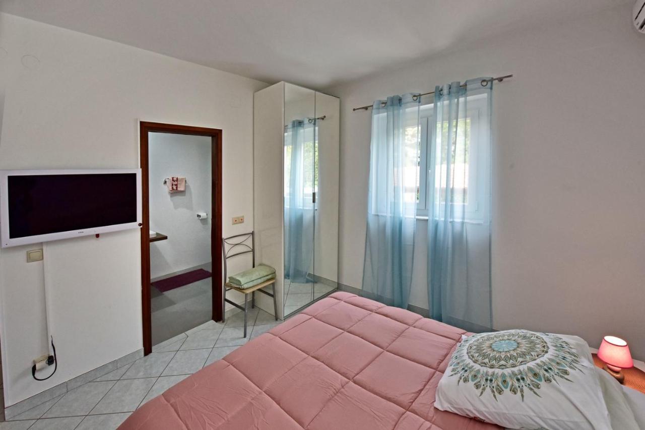 Apartments House Anna For Max 13 Persons In Porec, Pet Friendly ภายนอก รูปภาพ
