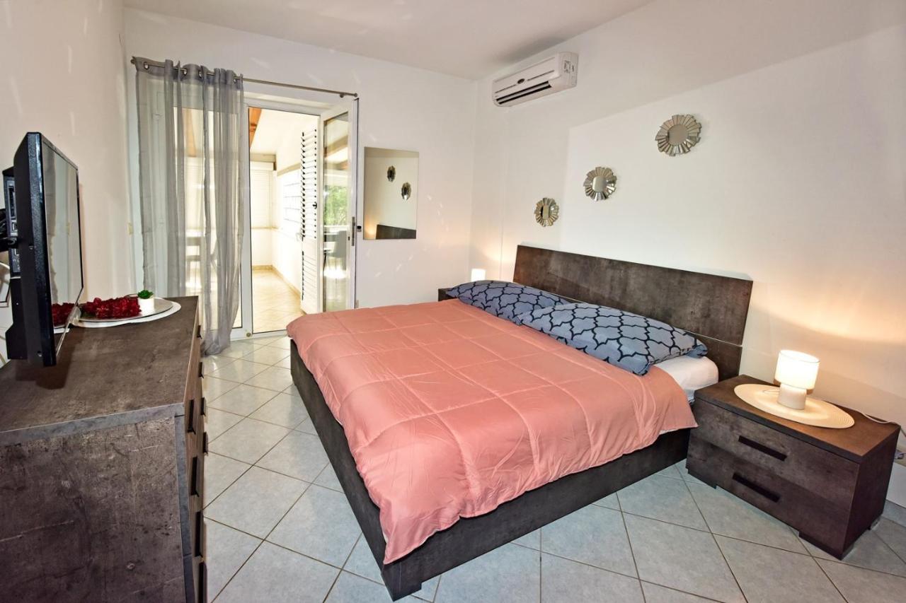 Apartments House Anna For Max 13 Persons In Porec, Pet Friendly ภายนอก รูปภาพ