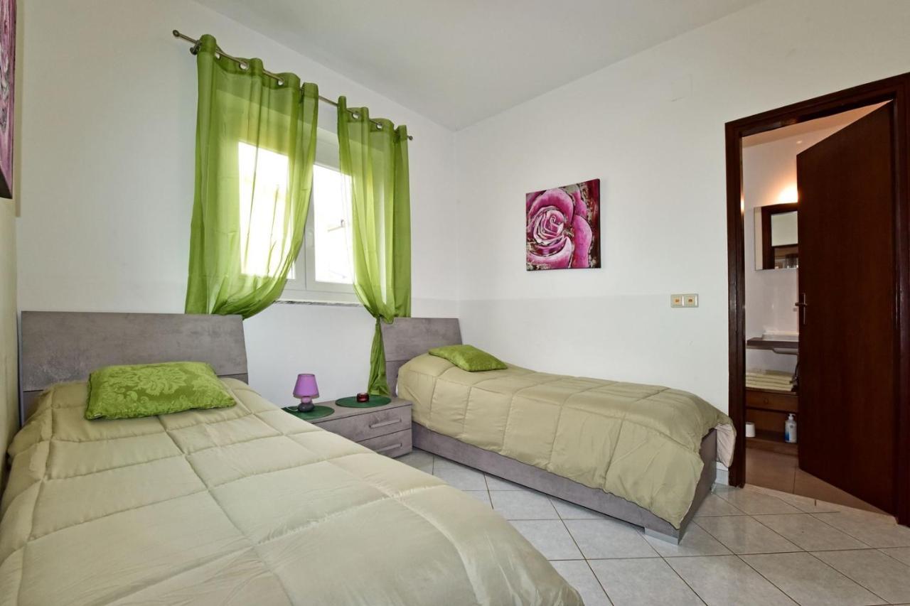 Apartments House Anna For Max 13 Persons In Porec, Pet Friendly ภายนอก รูปภาพ