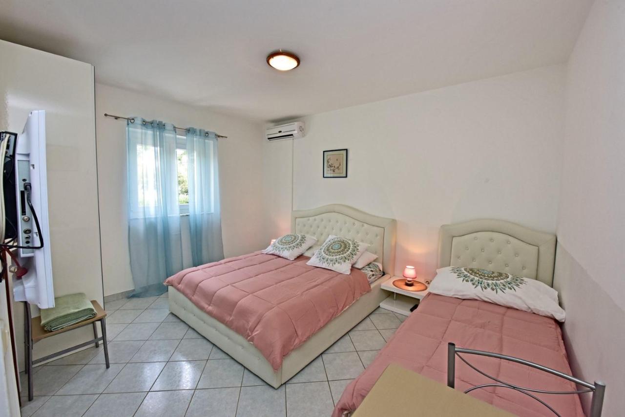 Apartments House Anna For Max 13 Persons In Porec, Pet Friendly ภายนอก รูปภาพ